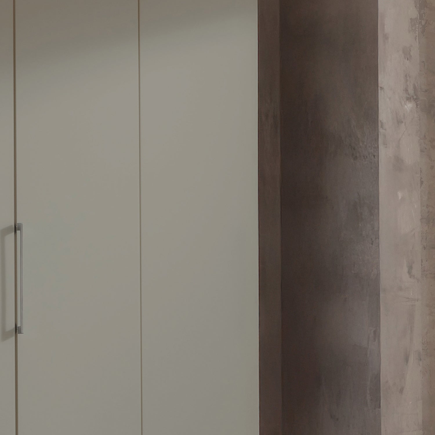 Halver Pebble Grey 5 Door Hinged Wardrobe (W250cm) - Side View with  Handle