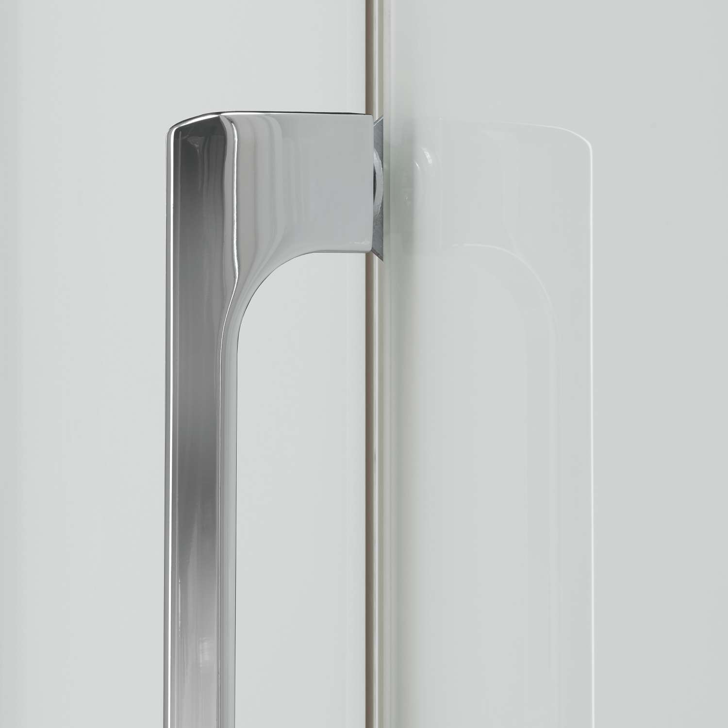 Templin 2000 4 Door 3 Drawers Wardrobe - W200cm - Chrome Handle Closeup View