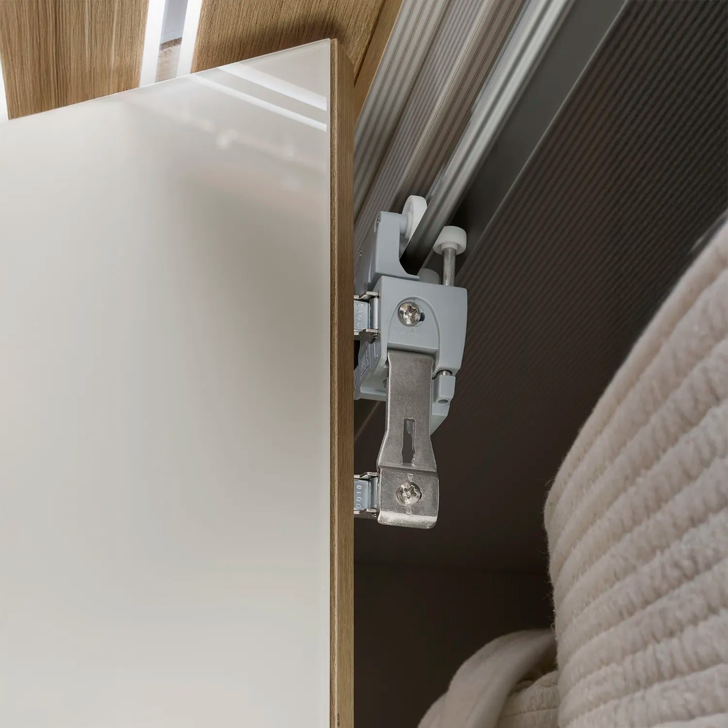 Templin 2000 Bianco Oak Carcase 6 Door 6 Drawer Wardrobe - W300cm - Bifold Interior Parts Closeup View