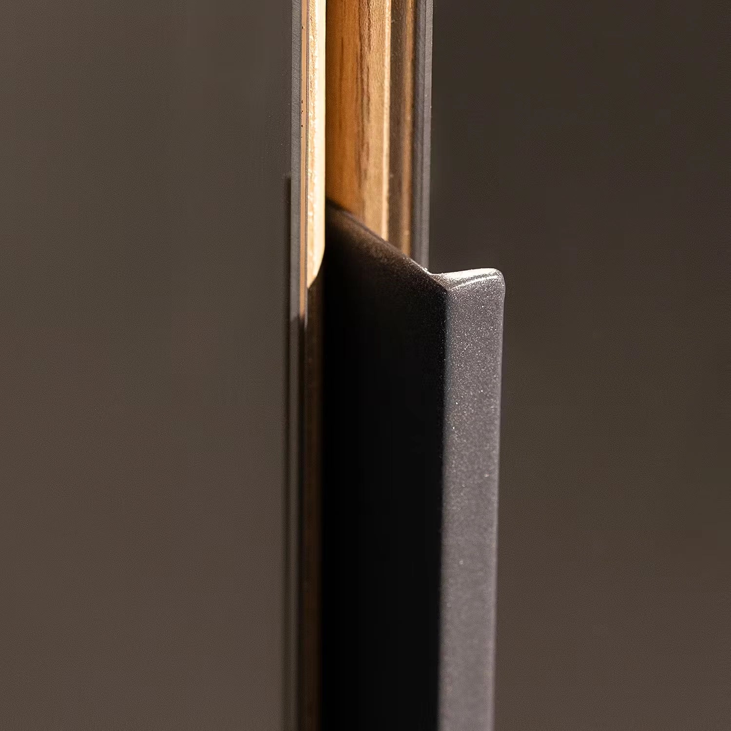 Close Up of door handle of Vista Hinged Door Wardrobe