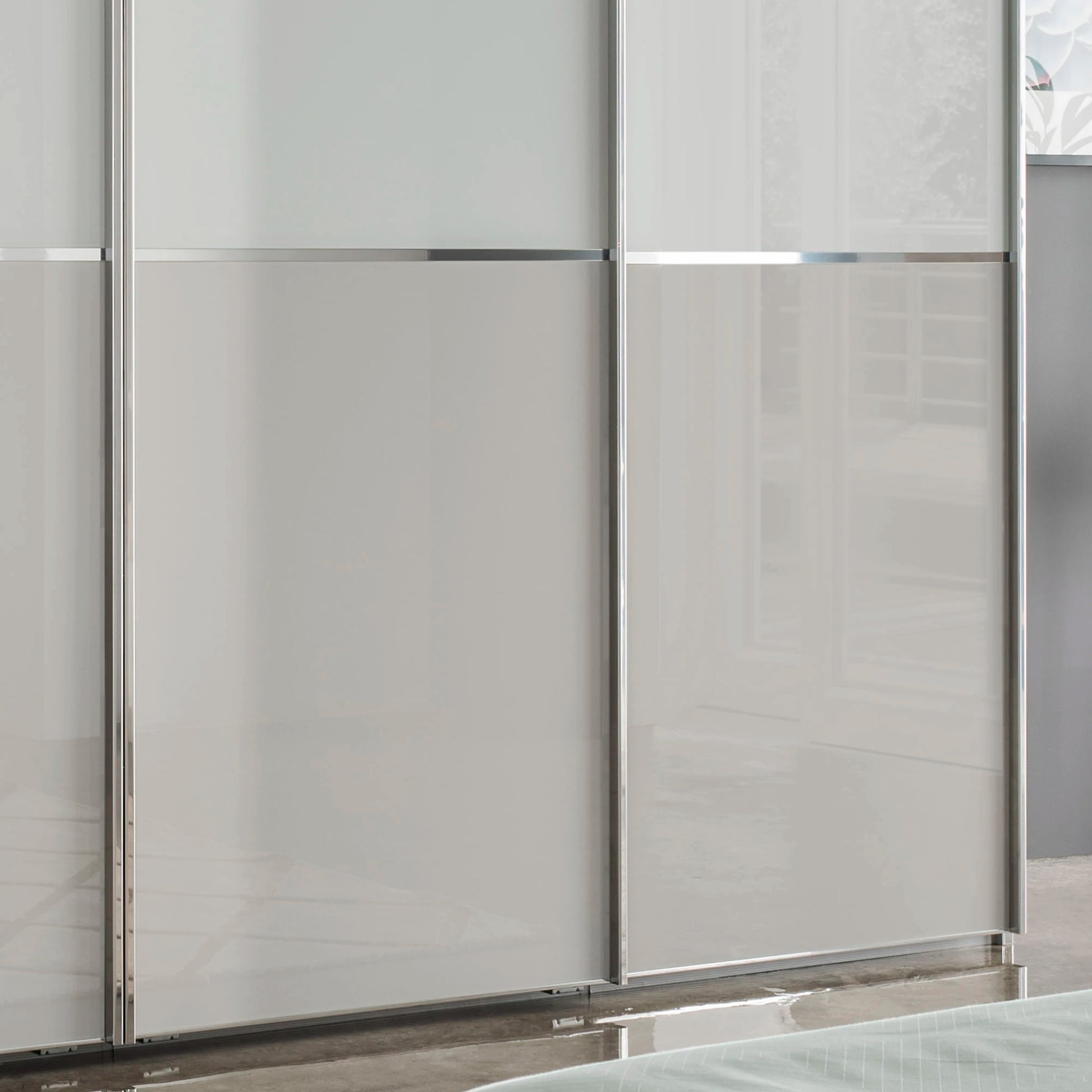 German-made sliding wardrobe with four internal compartments
